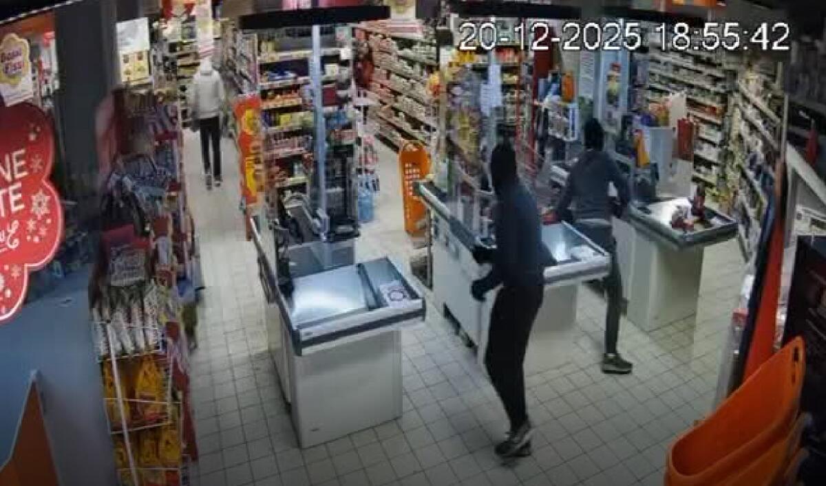 Galleria foto 'Cerignola, rapinatori armati irrompono in un supermercato: clienti in fuga – VIDEO' - foto 1