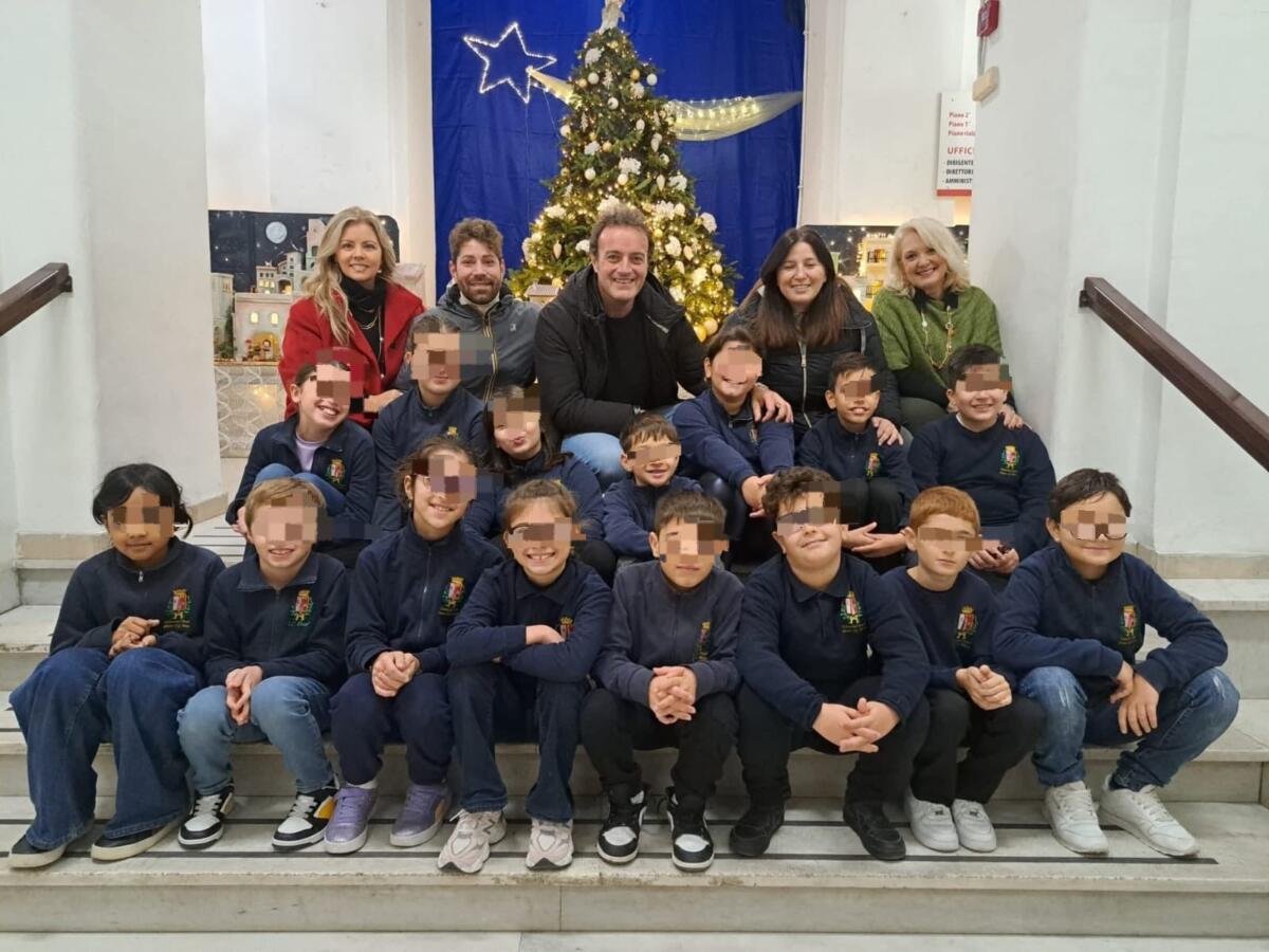 Galleria foto 'Bari, la sorpresa di Renato Ciardo: l’artista “irrompe” mentre i bimbi cantano la sua hit natalizia “Ma ce sò” – VIDEO' - foto 1