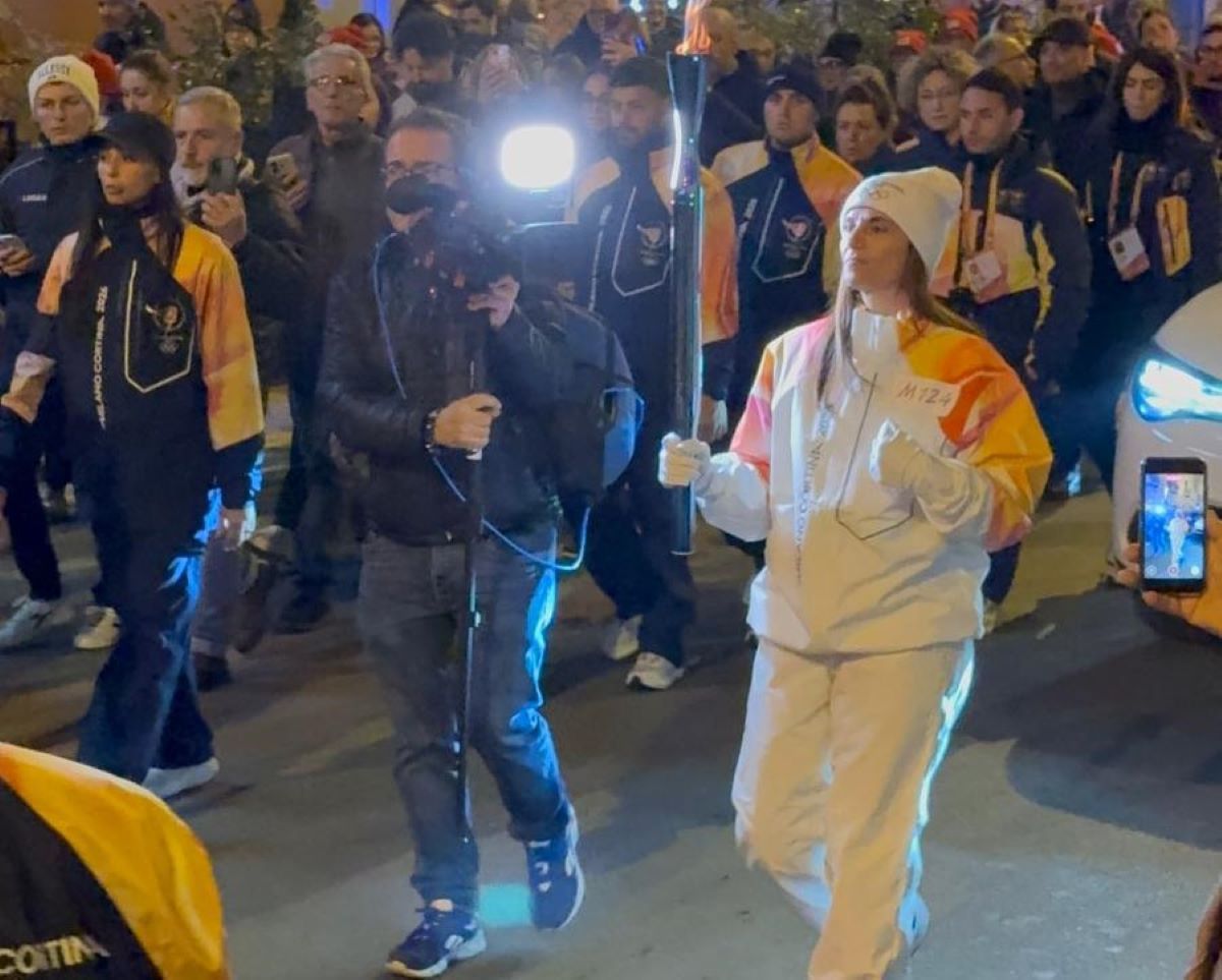 Taranto, folla in festa per il passaggio della Fiamma olimpica – VIDEO Taranto, folla in festa per il passaggio della Fiamma olimpica – VIDEO