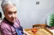 A 102 anni impasta le “cartellate” e beve un bicchiere di vino al giorno: nonna Maria star del Natale nel Foggiano