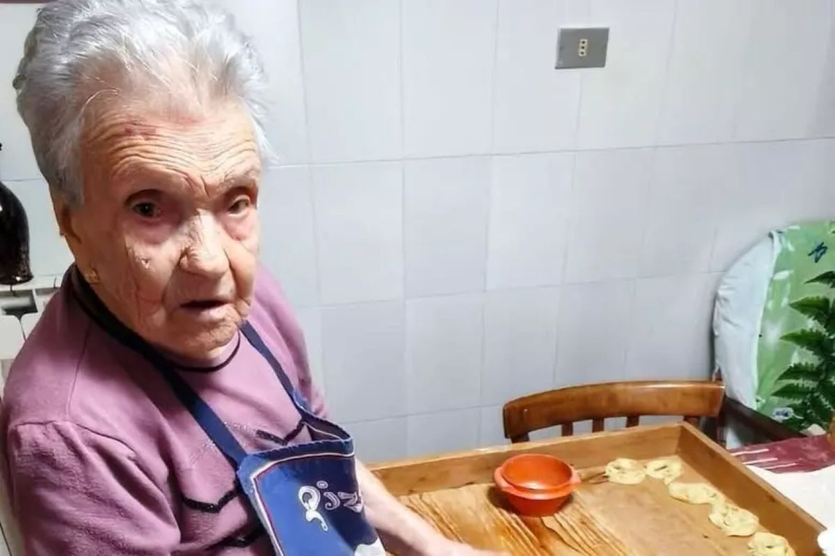 Galleria foto 'A 102 anni impasta le “cartellate” e beve un bicchiere di vino al giorno: nonna Maria star del Natale nel Foggiano' - foto 1