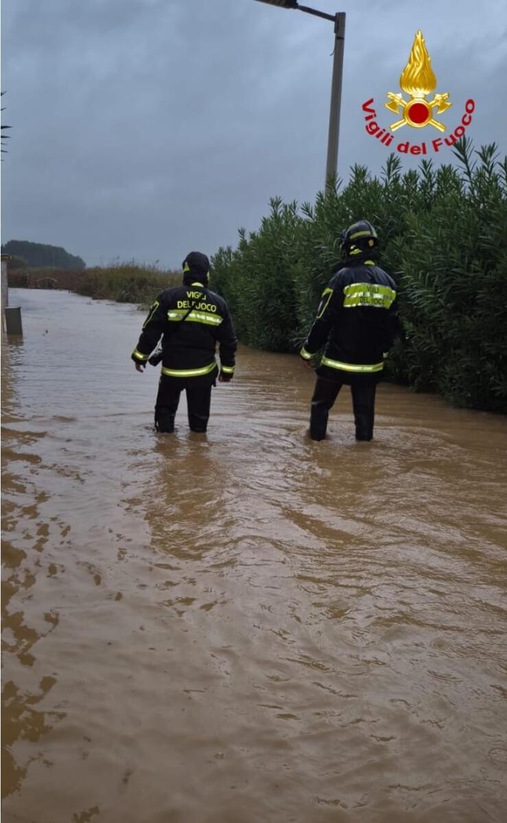 Galleria foto 'Maltempo, case allagate a Brindisi: interventi dei vigili del fuoco con i gommoni, salvata anche una donna incinta – FOTO' - foto 1