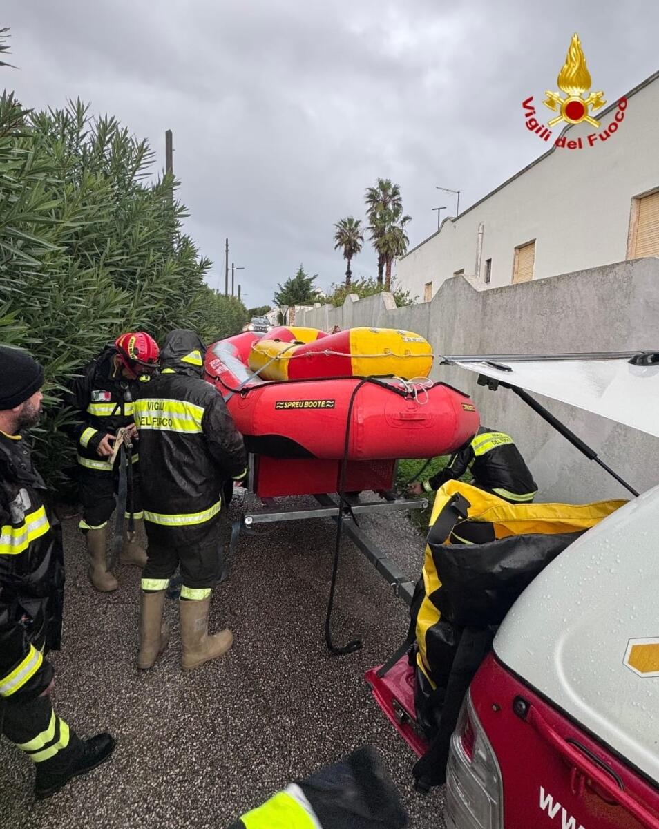 Galleria foto 'Maltempo, case allagate a Brindisi: interventi dei vigili del fuoco con i gommoni, salvata anche una donna incinta – FOTO' - foto 4