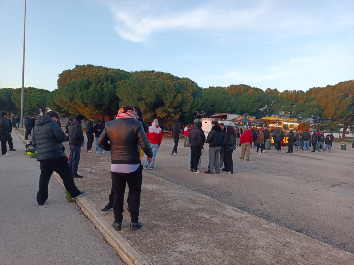 Galleria foto 'Caos al San Nicola di Bari, scontri e bombe carta durante la protesta: ci sarebbero feriti – FOTO' - foto 3
