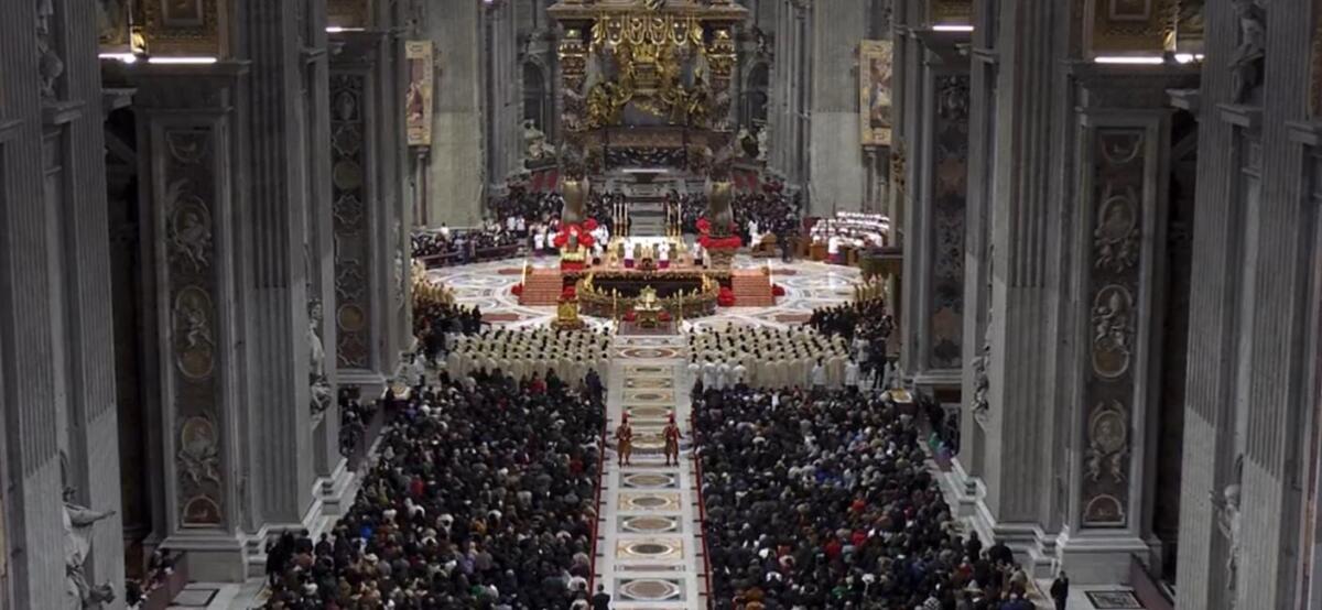 Galleria foto 'Messa di Natale, in Basilica di San Pietro con il Papa: dignità umana, tradizione e speranza per il mondo' - foto 2