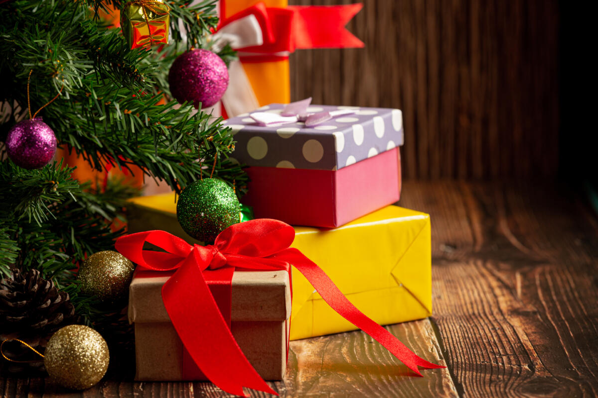 Galleria foto 'Natale 2025, italiani più prudenti: regali in calo del 20% con una spesa media di circa 204 euro' - foto 1