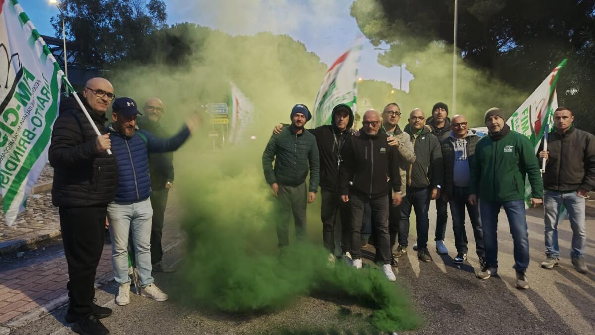 Galleria foto 'Ex Ilva, bloccata la statale 100: «In presidio finché non avremo risposte dal governo»' - foto 1