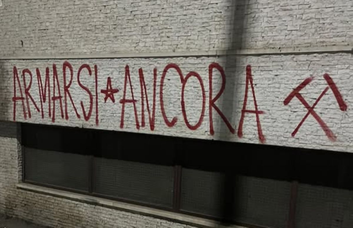 Galleria foto 'Foggia, sui muri scritte contro le forze dell’ordine e una stella a cinque punte: «Richiamo alla lotta armata»' - foto 1
