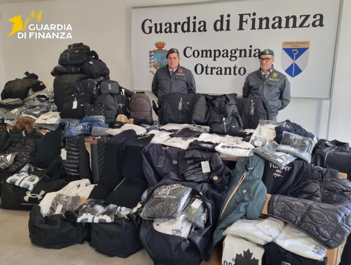 Galleria foto 'Otranto, sequestrati 1.330 capi di abbigliamento con marchi contraffatti: denunciate due persone' - foto 1