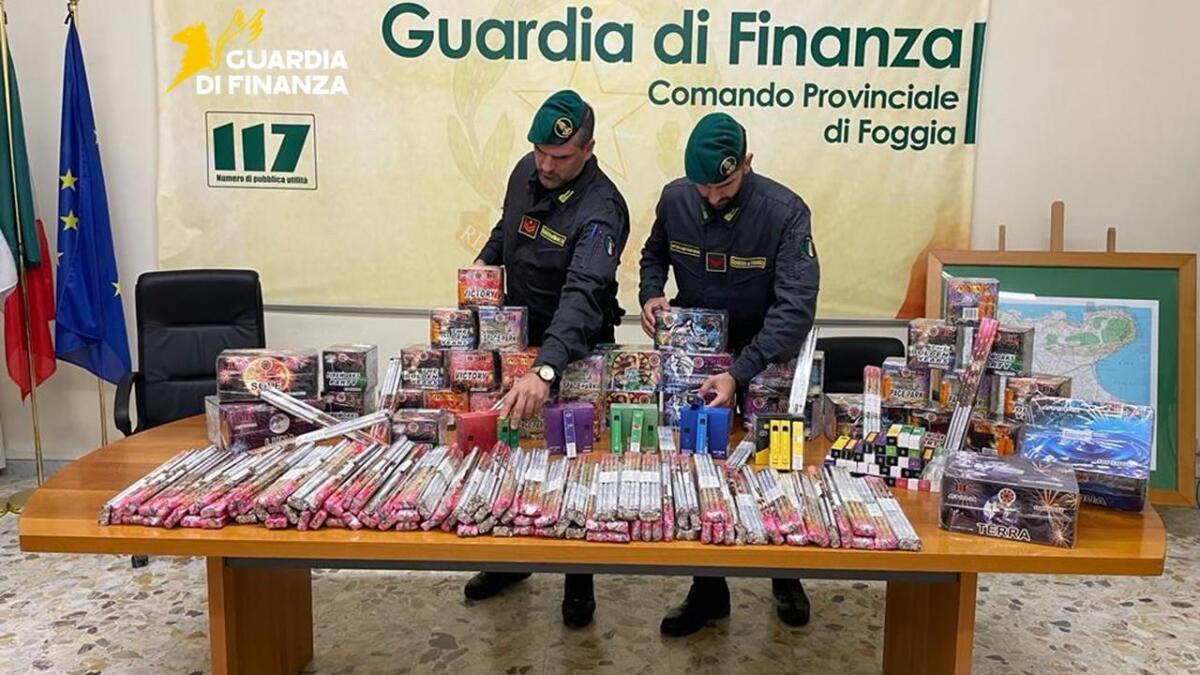 Tonnellate di fuochi pirotecnici illegali e prodotti pericolosi: maxi sequestro e denunce in Puglia – VIDEO