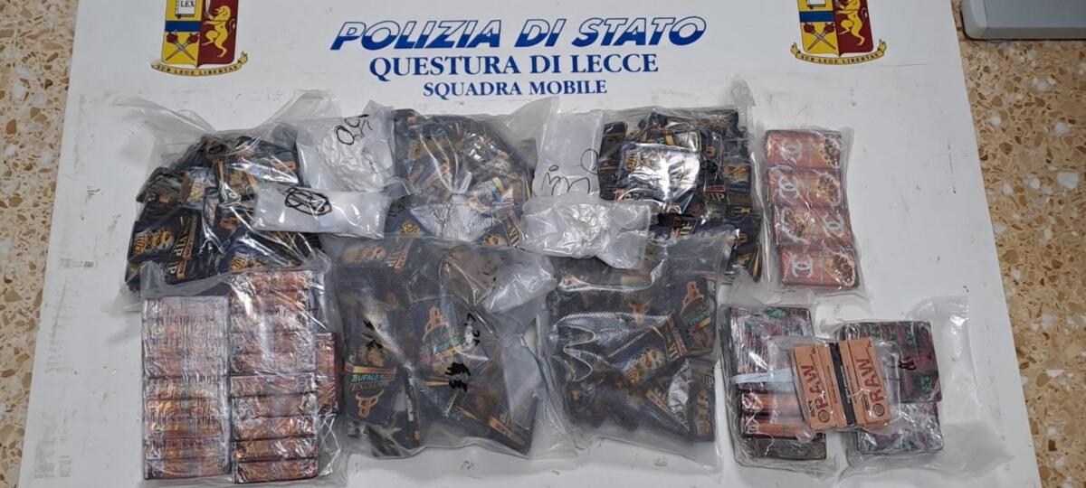 Galleria foto 'Tuglie, in un’abitazione la base dello spaccio di droga: sequestrati 14 chili di hashish, 4 arresti' - foto 1