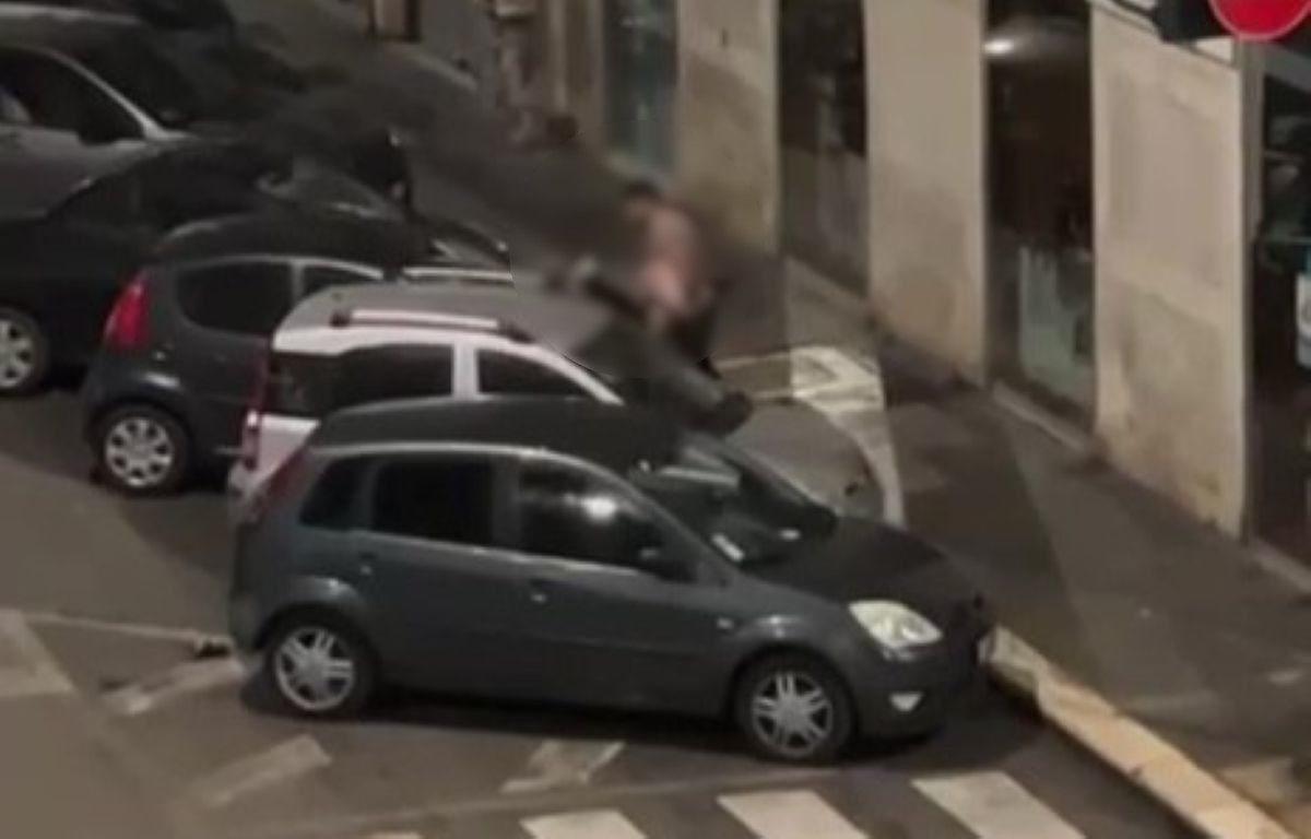 Galleria foto 'Bari, fanno sesso per strada poggiati al cofano di un’auto: le immagini fanno il giro delle chat – VIDEO' - foto 1