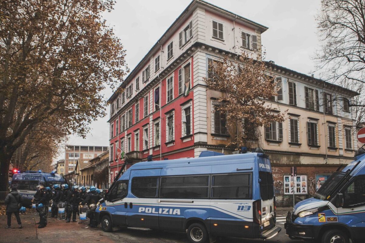 Galleria foto 'Torino, il centro sociale Askatasuna sgomberato dopo gli assalti al quotidiano La Stampa e a Leonardo' - foto 1