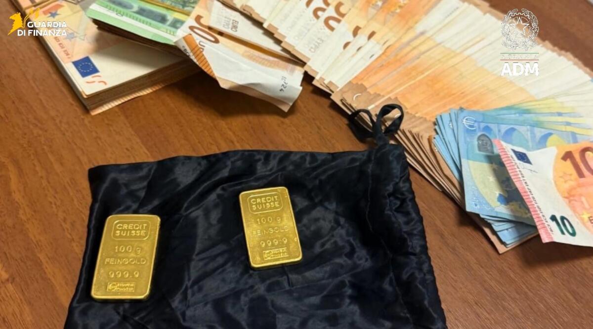 Galleria foto 'Bari, in aeroporto con 14mila euro in contanti e due lingotti d’oro: fermato un cittadino polacco' - foto 1