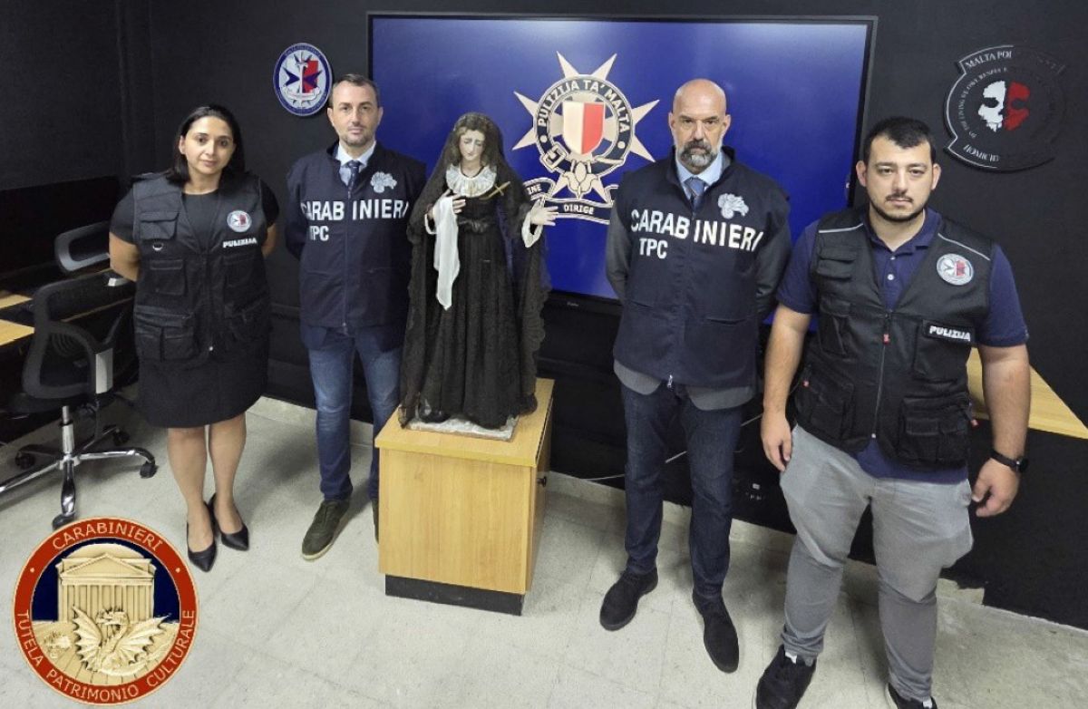 Galleria foto 'Torna a Lecce la statua dell’Addolorata rubata dal cimitero e recuperata dai carabinieri a Malta' - foto 1