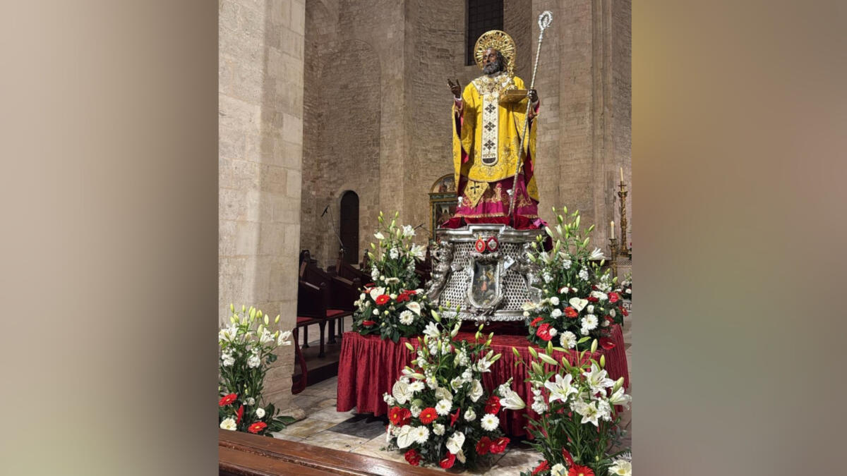 Galleria foto 'Bari, le composizioni realizzate dai floricoltori di Terlizzi adornano la statua di San Nicola in Basilica' - foto 1
