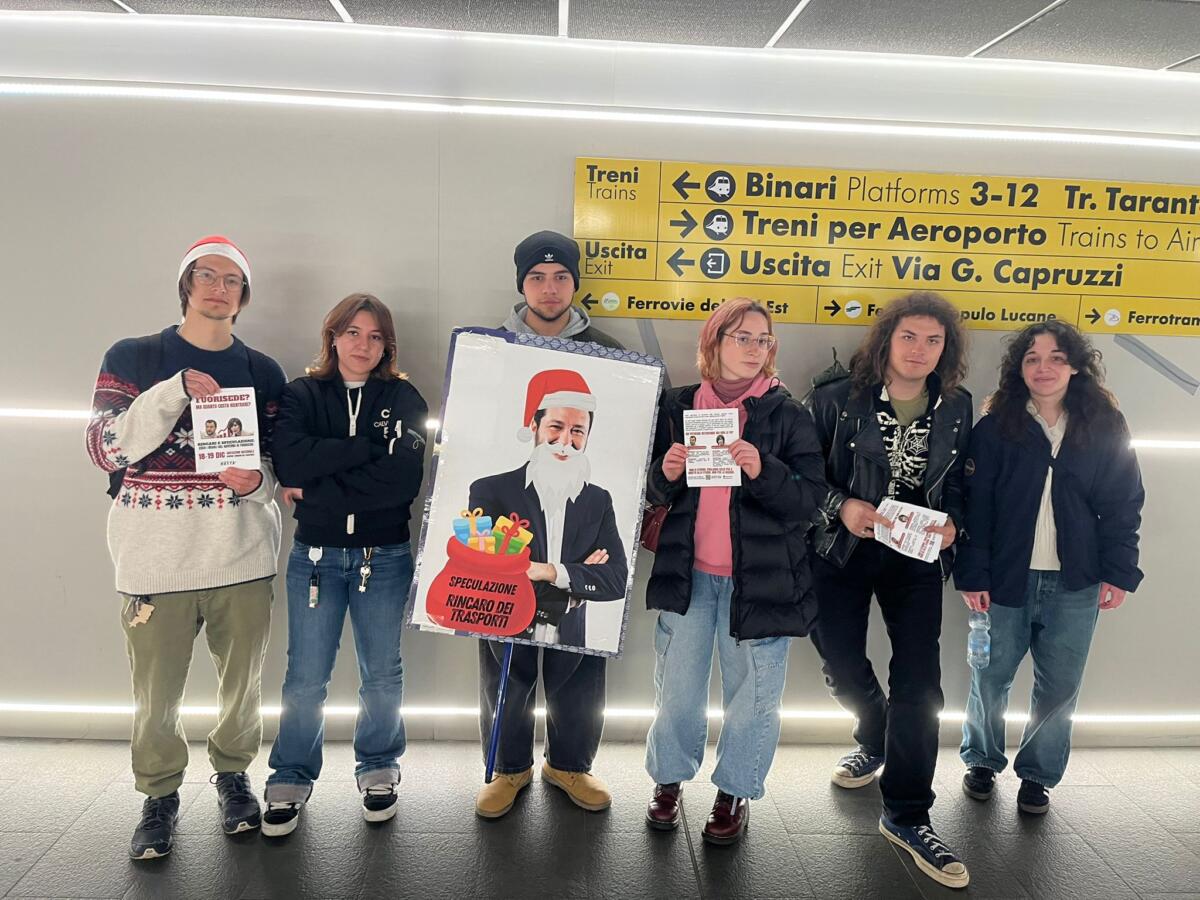 Galleria foto 'Bari, studenti contro i rincari di aerei e treni: «Ecco i regali del Governo ai fuorisede»' - foto 1