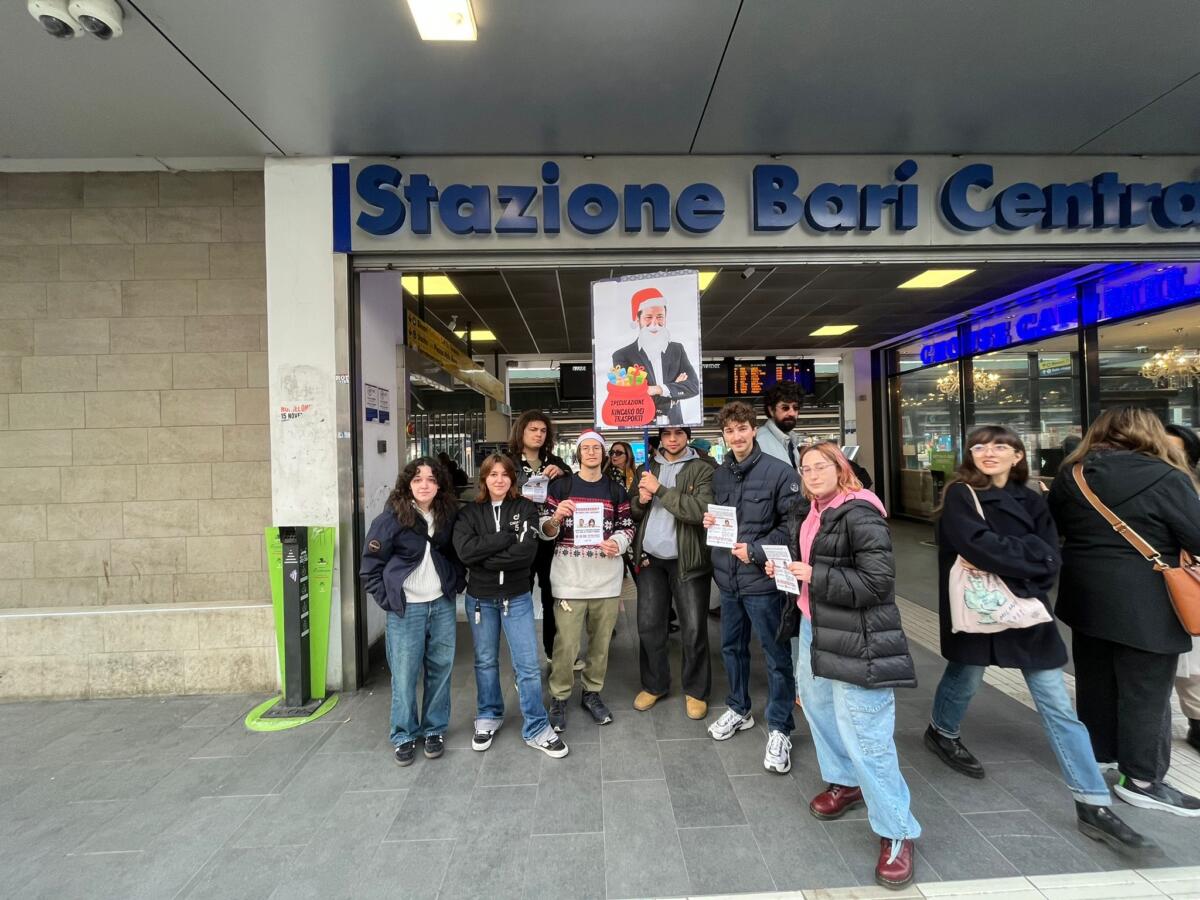 Galleria foto 'Bari, studenti contro i rincari di aerei e treni: «Ecco i regali del Governo ai fuorisede»' - foto 2