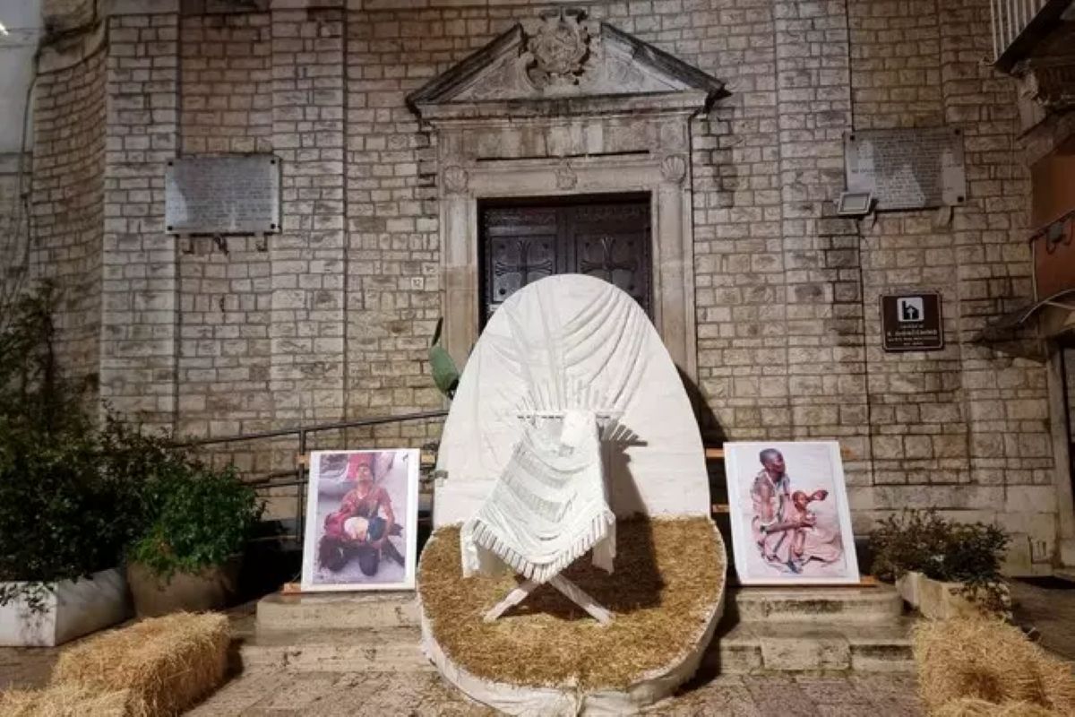 Galleria foto 'Terlizzi, il parroco non mette Gesù Bambino nel presepe: «Culla vuota perché abbiamo dichiarato guerra alla vita»' - foto 1