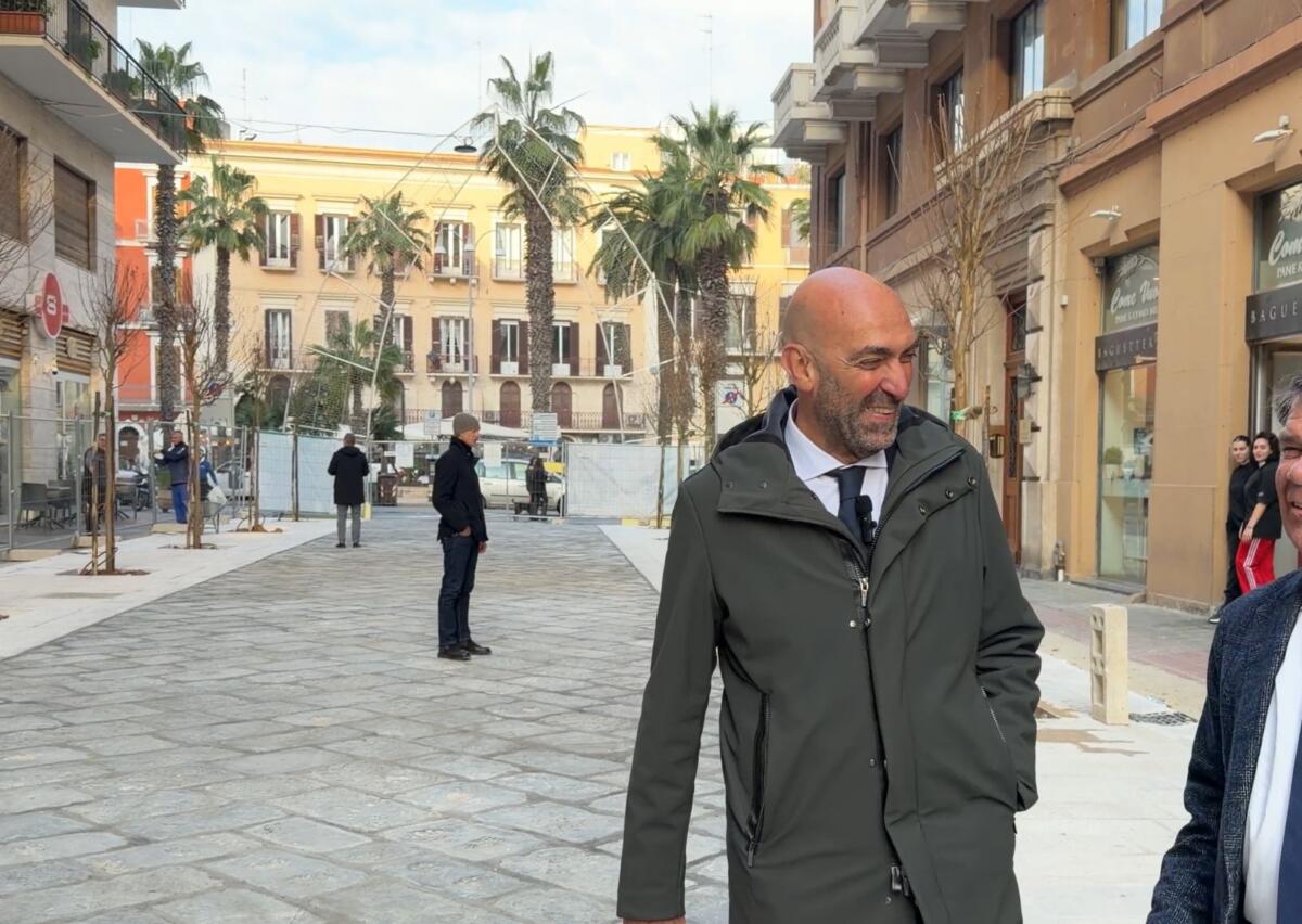 Galleria foto 'Bari, il nuovo volto di via Argiro : via le recinzioni dal primo isolato' - foto 3