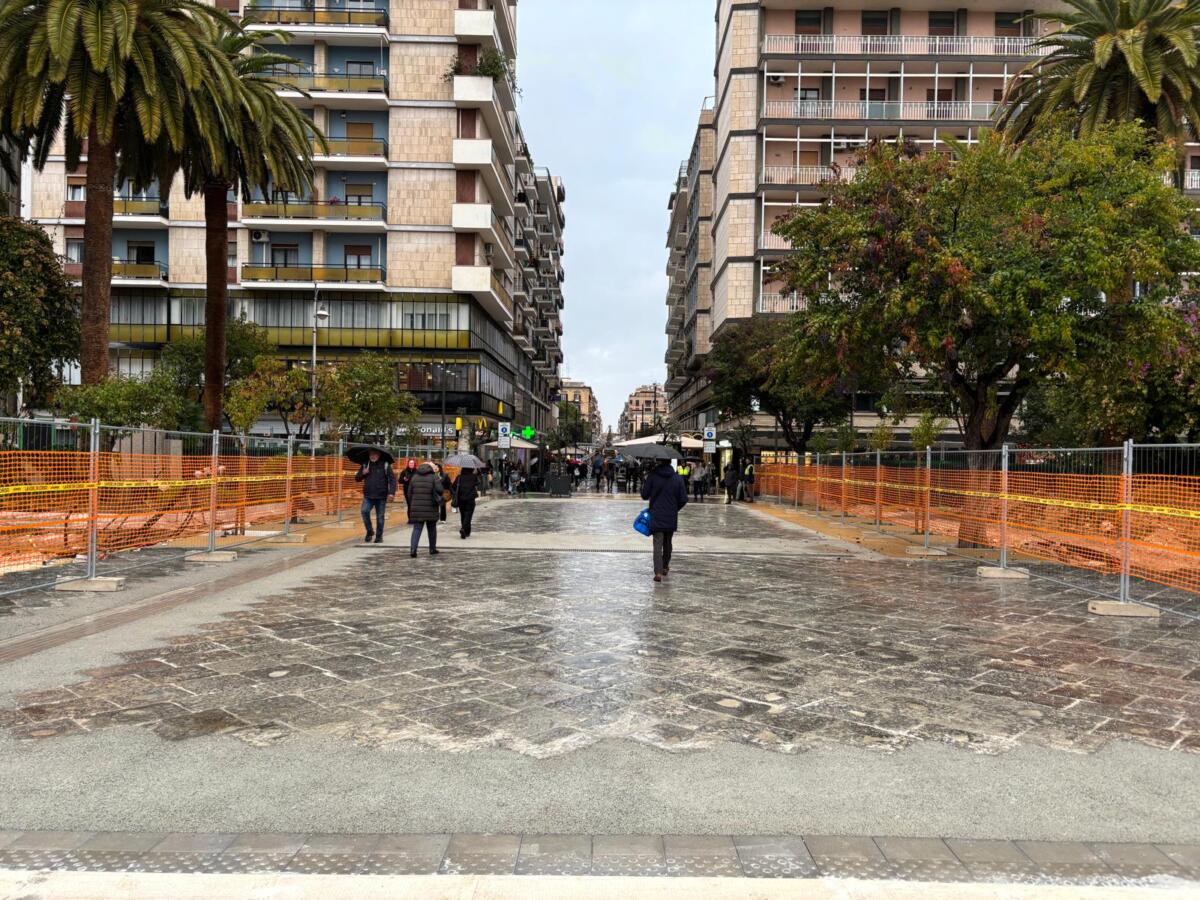 Galleria foto 'Bari, niente più recinzioni tra via Sparano e piazza Moro: riapre l’asse centrale' - foto 2