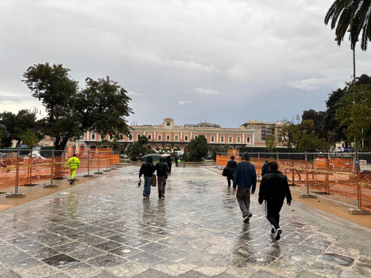 Galleria foto 'Bari, niente più recinzioni tra via Sparano e piazza Moro: riapre l’asse centrale' - foto 1