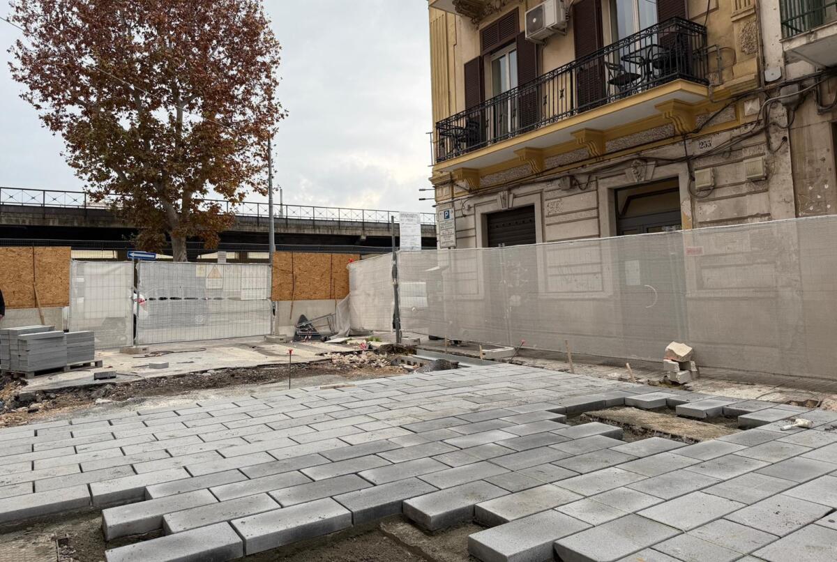 Galleria foto 'Bari, in corso la posa delle basole sul primo isolato di via Manzoni: pronte entro Natale' - foto 3