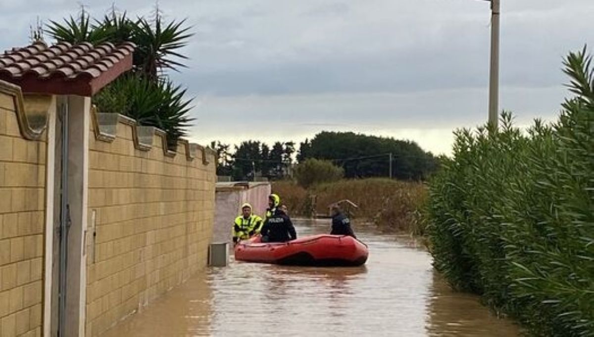 Galleria foto 'Maltempo, case allagate a Brindisi: interventi dei vigili del fuoco con i gommoni, salvata anche una donna incinta – FOTO' - foto 5