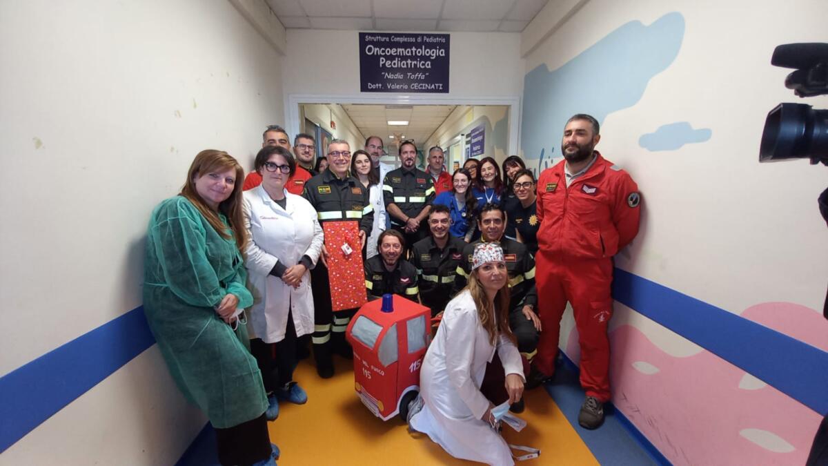 Galleria foto 'Taranto, sorpresa per i piccoli pazienti dell’Oncoematologia pediatrica: visita speciale dei vigili del fuoco' - foto 1