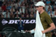 Australian Open, Djokovic batte Sinner al quinto set e vola in finale: troverà Alcaraz, vittorioso contro Zverev