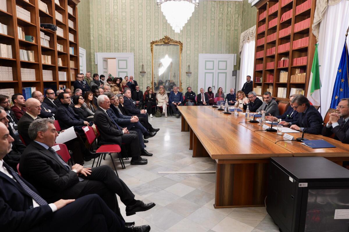 Galleria foto 'Contrasto al caporalato, Decaro a Brindisi per la firma del protocollo: «Contro ogni sfruttamento» – VIDEO' - foto 2