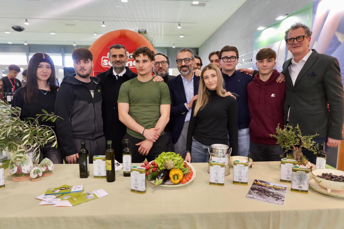Galleria foto 'Bari, Decaro visita Evolio Expo: «Olivicoltura strategica per la Puglia. La Xylella? Collaboriamo per frenare il batterio» – VIDEO' - foto 6