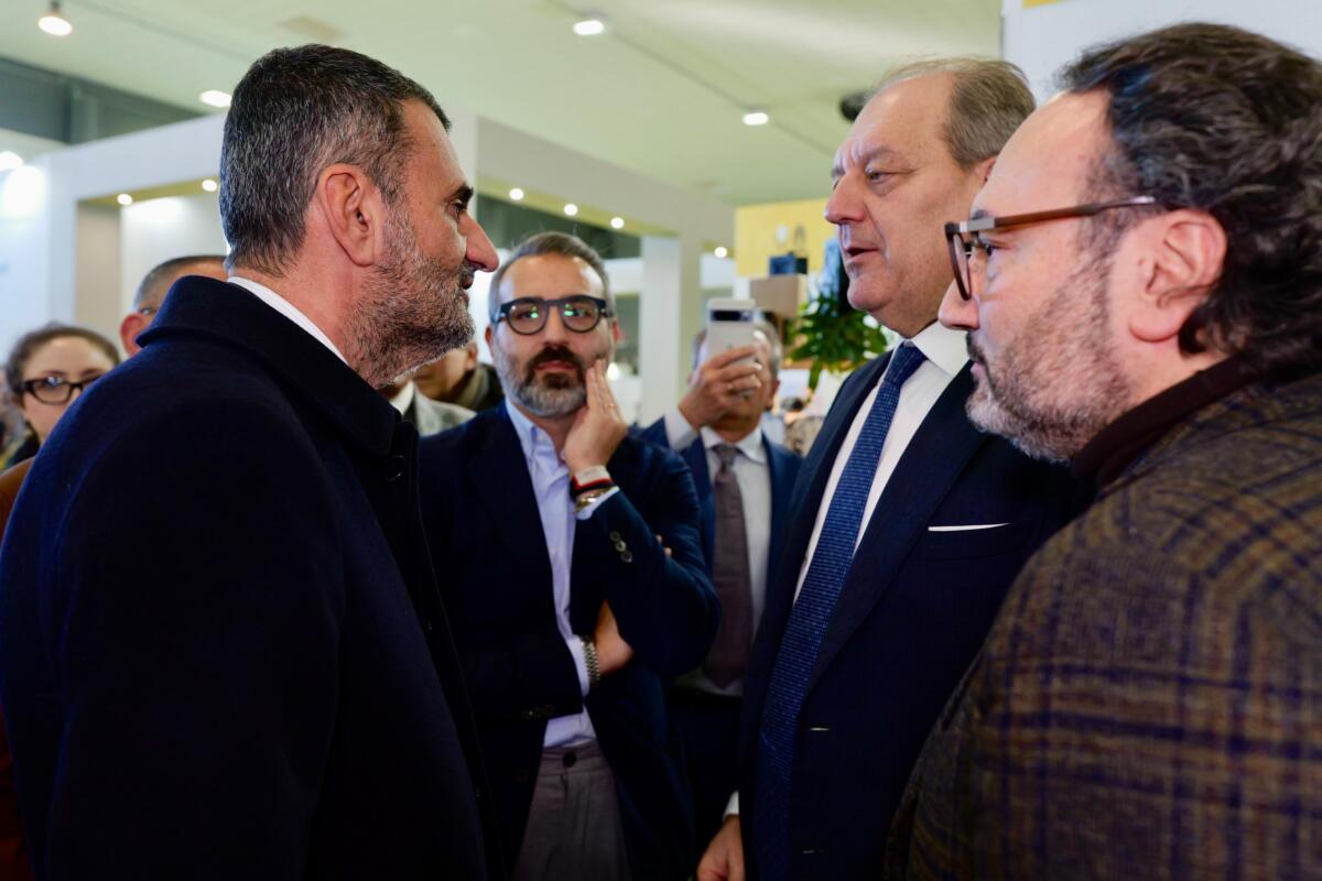 Galleria foto 'Bari, Decaro visita Evolio Expo: «Olivicoltura strategica per la Puglia. La Xylella? Collaboriamo per frenare il batterio» – VIDEO' - foto 3