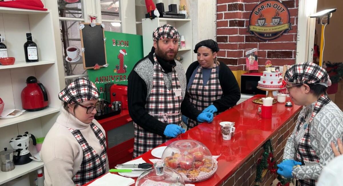 Galleria foto '“Bar-n-out” a Bitonto festeggia il primo anno, 10 ragazzi disabili dietro il bancone: «Sogniamo l’autonomia»' - foto 1