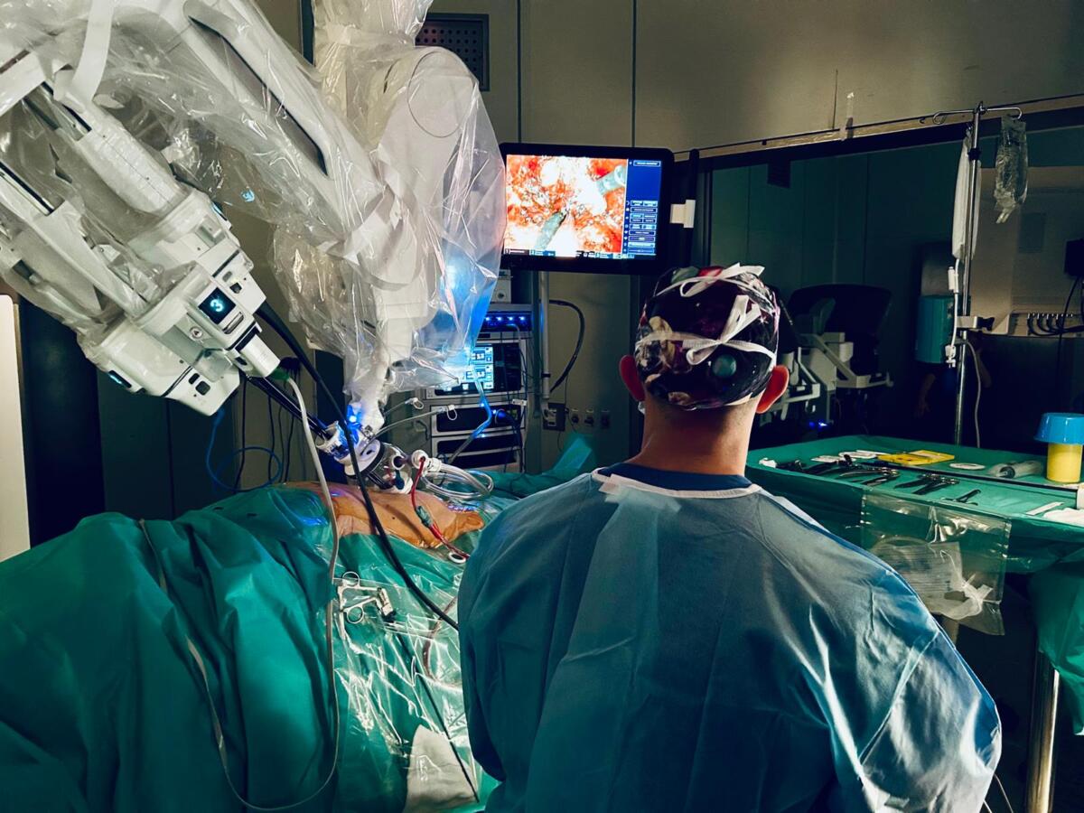 Galleria foto 'Bari, il robot Da Vinci Single Port al Policlinico: già usato per interventi sulla prostata, da febbraio anche per il rene – VIDEO' - foto 1
