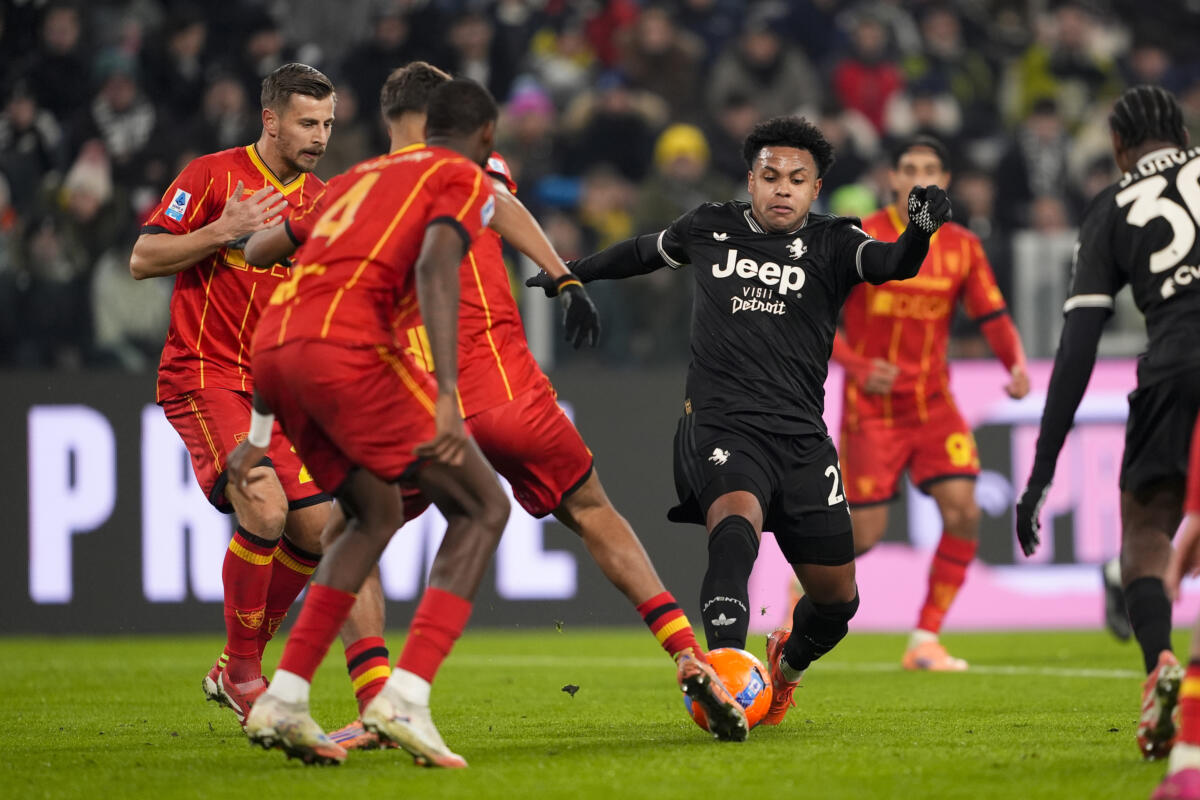 Serie A, la Juve pareggia in casa 1-1 con il Lecce e manca la quarta vittoria di fila Serie A, la Juve pareggia in casa 1-1 con il Lecce e manca la quarta vittoria di fila