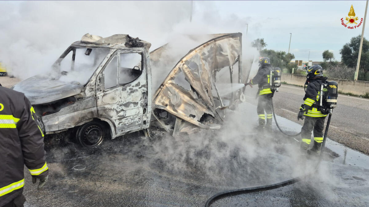 Galleria foto 'Modugno, furgoncino delle poste avvolto dalle fiamme nella zona industriale' - foto 1