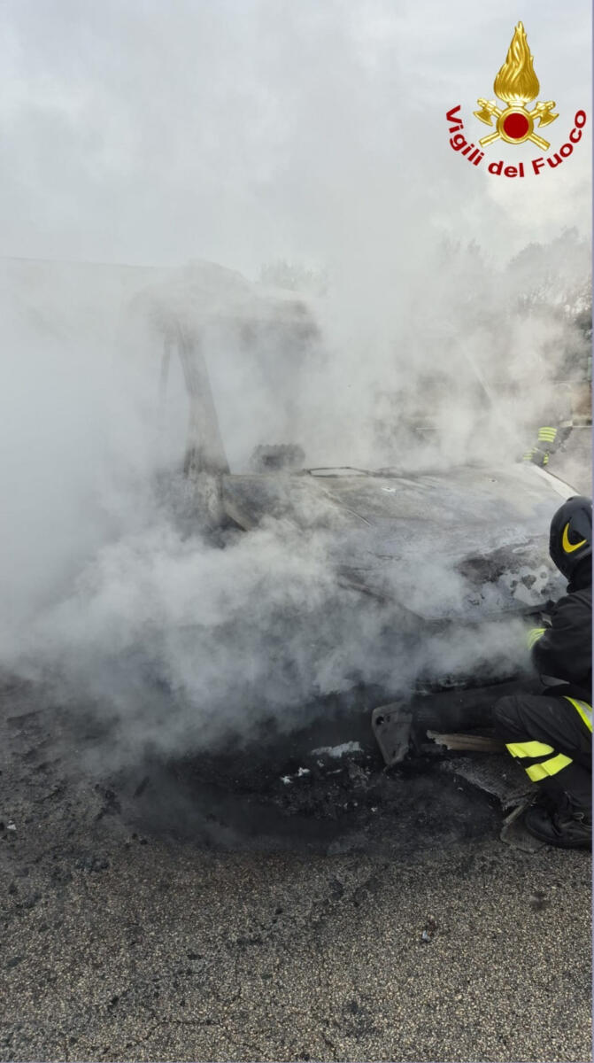 Galleria foto 'Modugno, furgoncino delle poste avvolto dalle fiamme nella zona industriale' - foto 2
