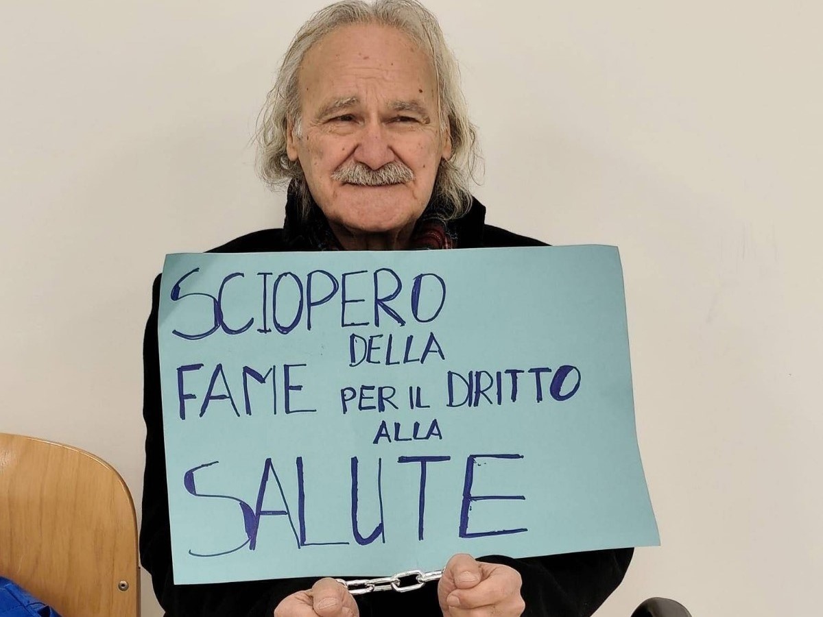 Canosa, 75enne si incatena davanti a ex ospedale: finita la protesta di Sabino Canosa, 75enne si incatena davanti a ex ospedale: finita la protesta di Sabino