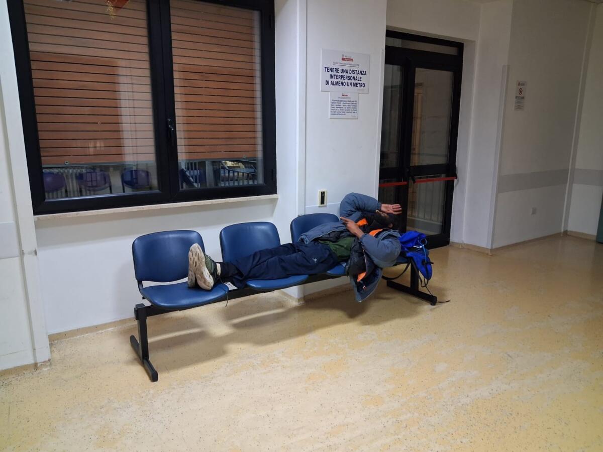 Emergenza all’ospedale di Galatina, le sale d’attesa diventano dormitori – VIDEO Emergenza all’ospedale di Galatina, le sale d’attesa diventano dormitori – VIDEO