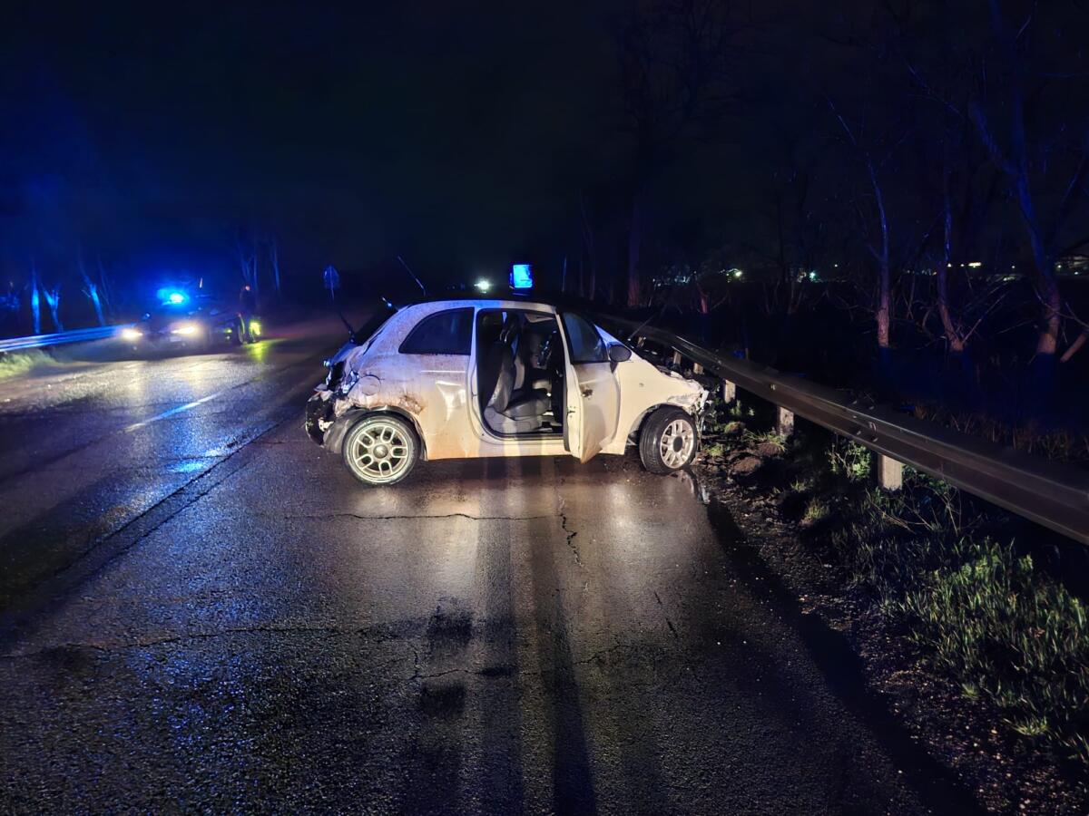 Galleria foto 'Incidente nella Bat, perde il controllo alla guida e finisce contro il guardrail: ferito un 20enne, distrutta la sua auto' - foto 1