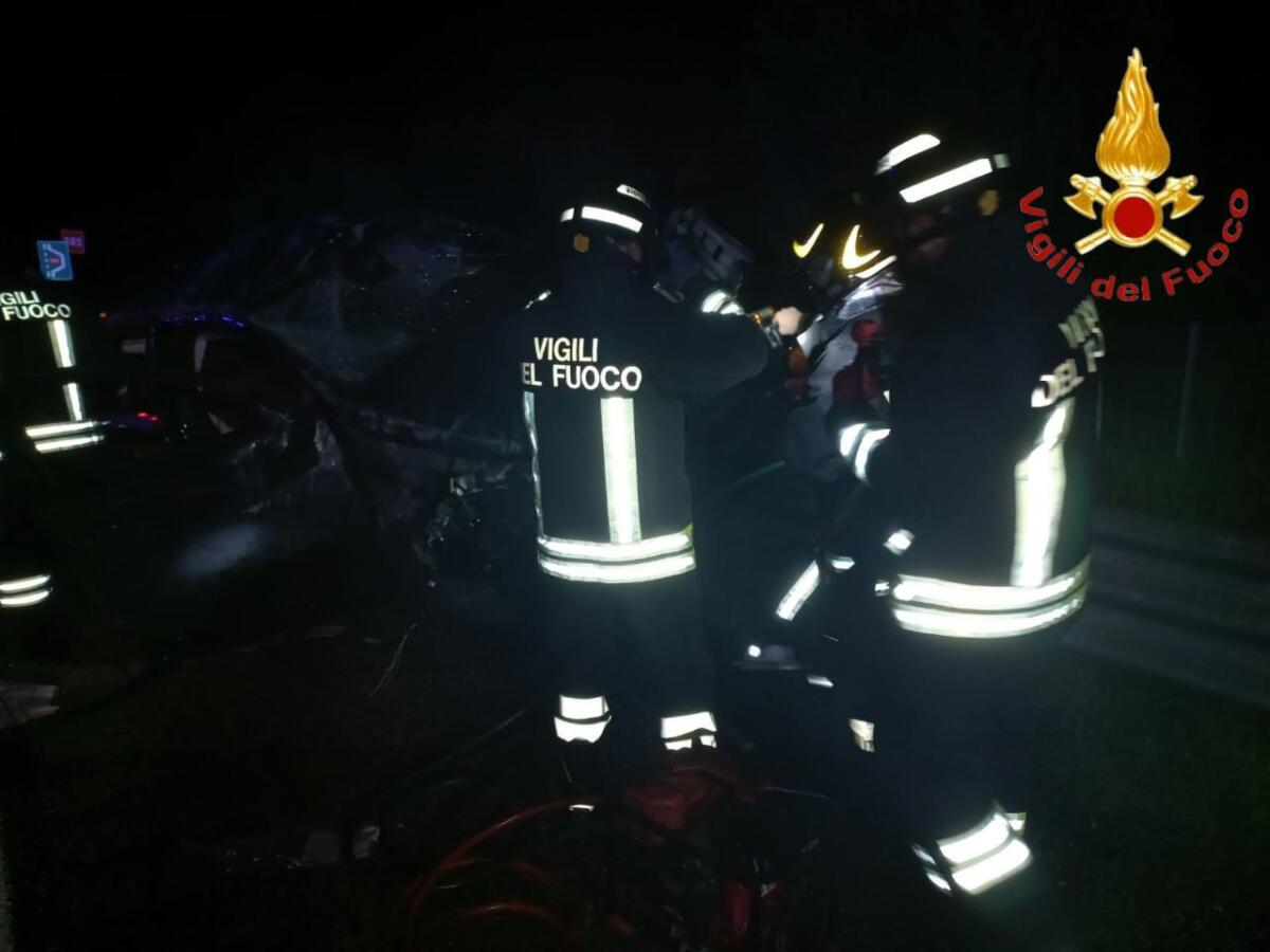 Galleria foto 'Paura sulla A14, scontro tra 3 auto in zona Canne della Battaglia: tre feriti estratti dalle lamiere – FOTO' - foto 2