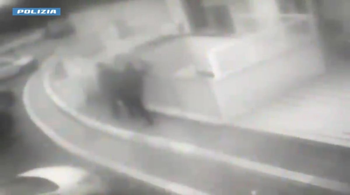 Galleria foto 'Lecce, 86enne picchiato per strada: arrestato un 41enne pakistano. Le immagini dell’aggressione – VIDEO' - foto 1