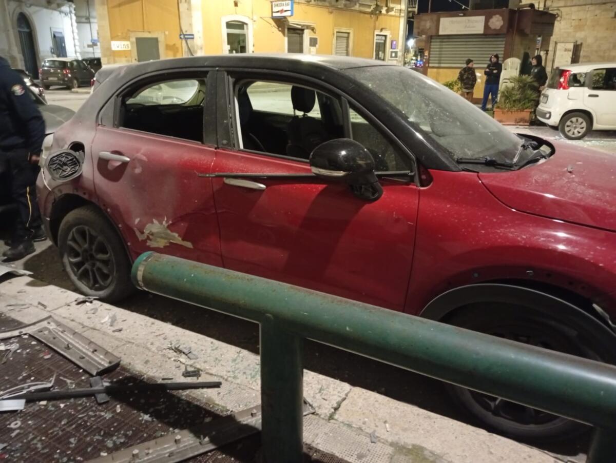 Galleria foto 'Assalto al bancomat a Giovinazzo, due esplosioni poco prima dell’alba: danni anche alle auto – FOTO e VIDEO' - foto 4