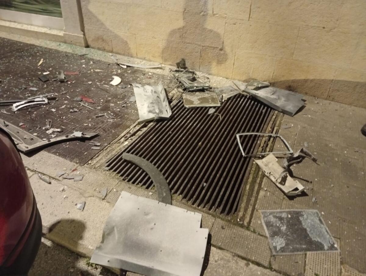 Galleria foto 'Assalto al bancomat a Giovinazzo, due esplosioni poco prima dell’alba: danni anche alle auto – FOTO e VIDEO' - foto 5