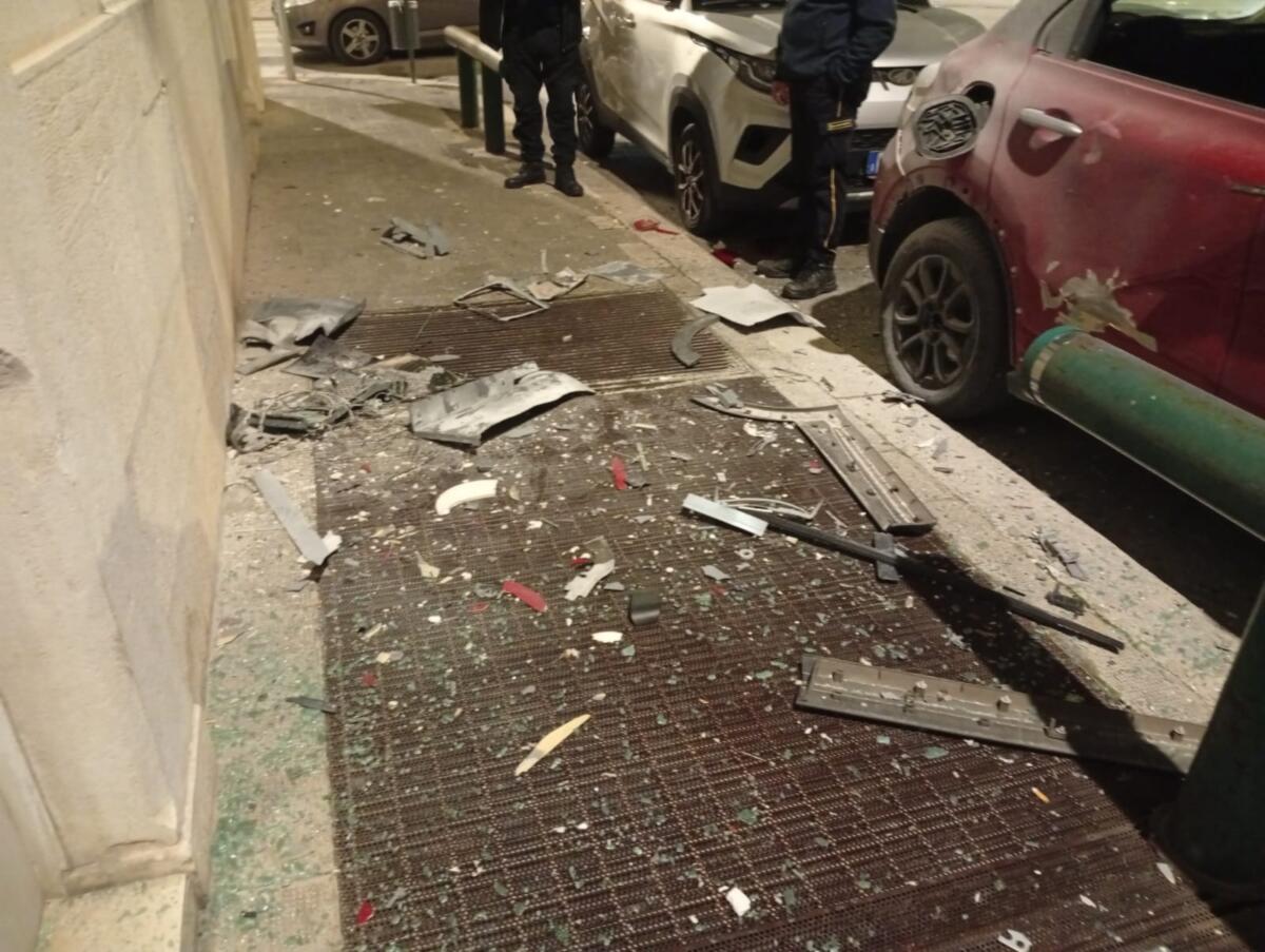 Galleria foto 'Assalto al bancomat a Giovinazzo, due esplosioni poco prima dell’alba: danni anche alle auto – FOTO e VIDEO' - foto 6