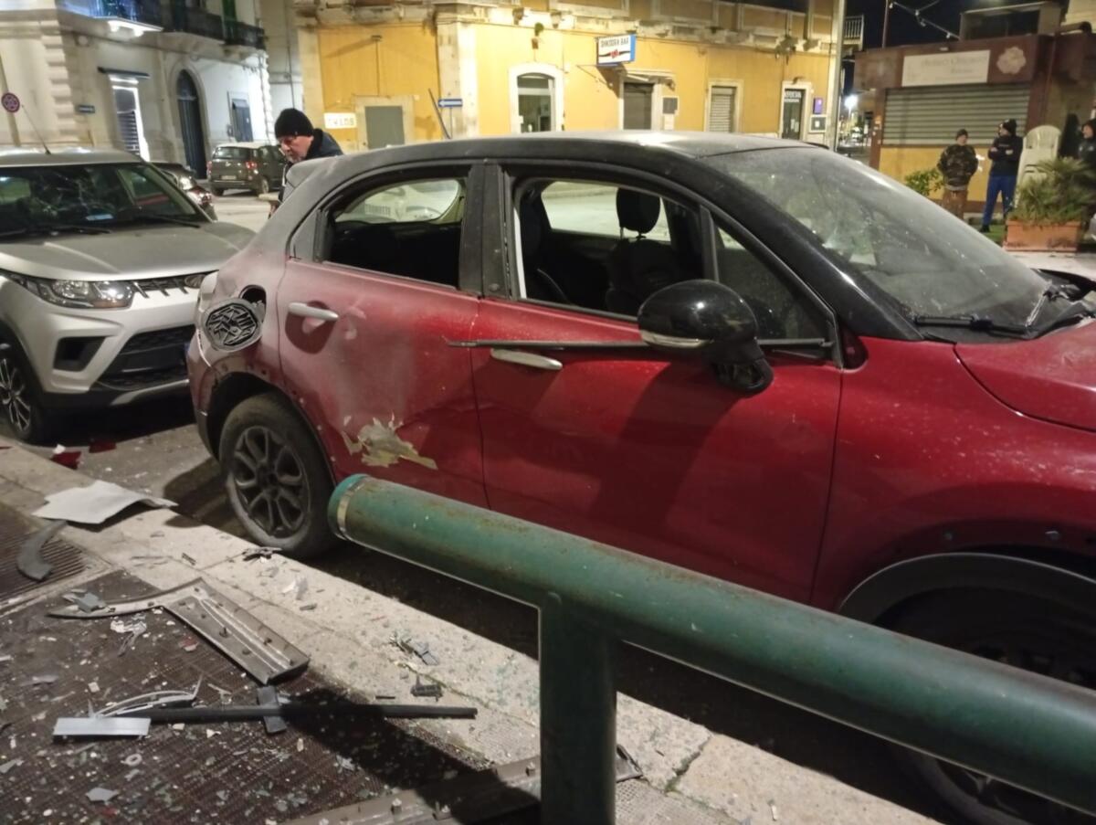 Galleria foto 'Assalto al bancomat a Giovinazzo, due esplosioni poco prima dell’alba: danni anche alle auto – FOTO e VIDEO' - foto 3