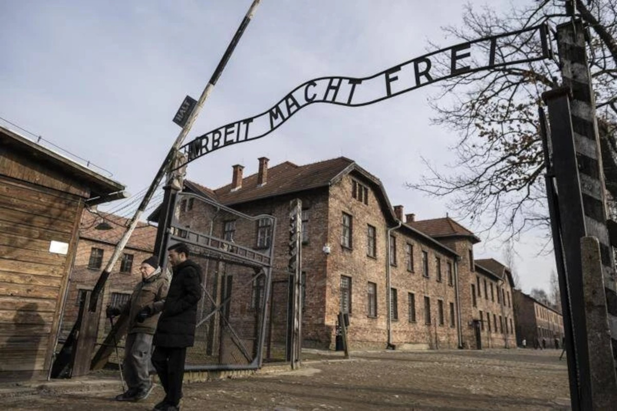 Galleria foto 'Giorno della Memoria, Meloni: «Shoah pagina buia della storia. Condanniamo complicità del regime fascista»' - foto 1