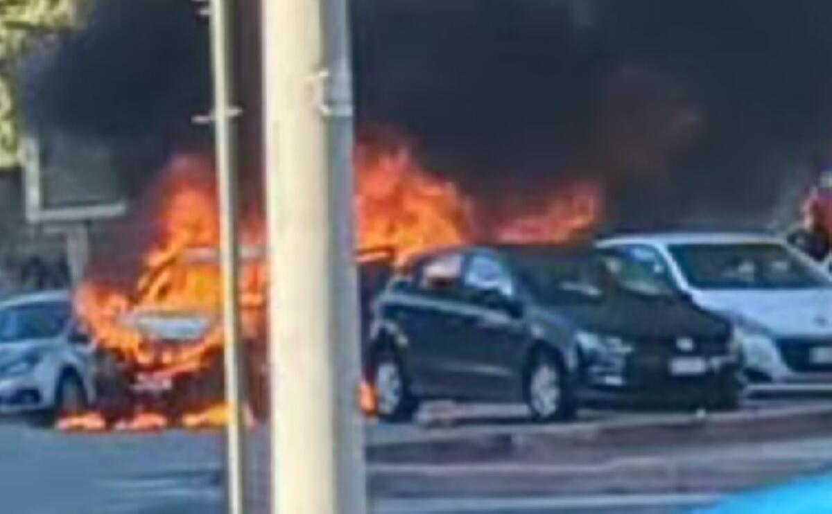 Galleria foto 'Paura in centro a Bari, auto in fiamme in via della Costituente: quattro persone a bordo, malore per un anziano' - foto 1