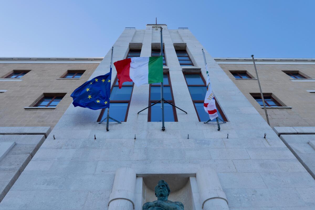Galleria foto 'Giornata della Memoria, bandiere a mezz’asta in Regione Puglia: «Contro violenza, odio e indifferenza»' - foto 1